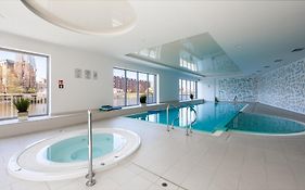 Flatbook Apartments Waterlane Island Spa With Riverview